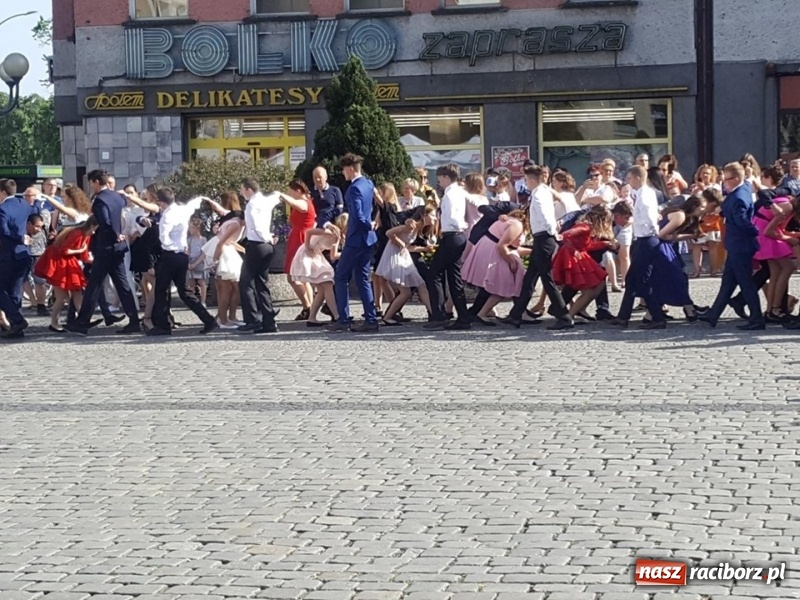 Zdjęcie w galerii na portalu naszraciborz.pl: To już ostatni taki polonez na raciborskim Rynku  wiadomości z regionu