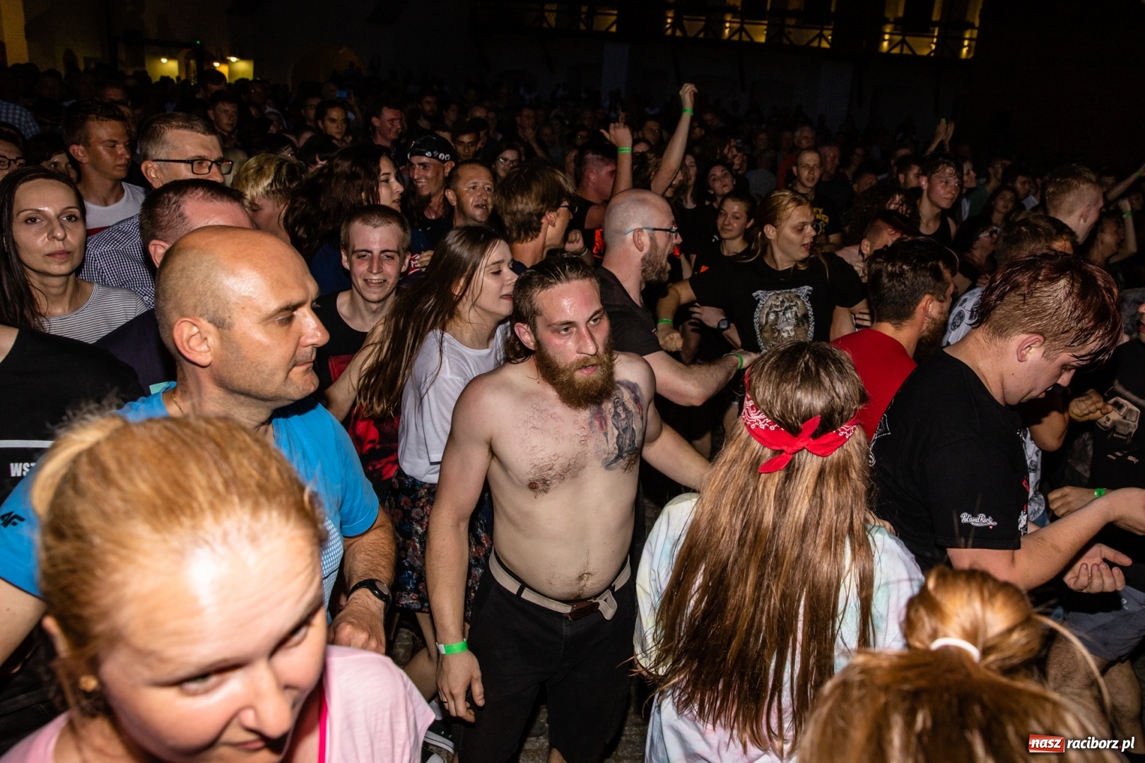 Zdjęcie w galerii na portalu naszraciborz.pl: KULT w Raciborzu. Tak reagowała publiczność [FOTO] wiadomości z regionu