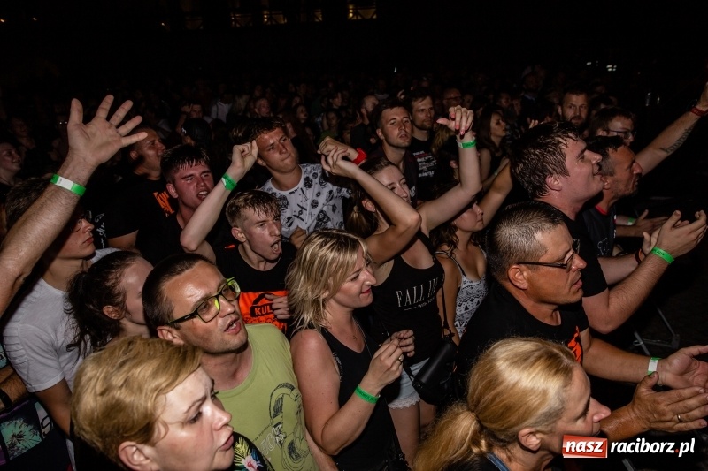 Zdjęcie w galerii na portalu naszraciborz.pl: KULT w Raciborzu. Tak reagowała publiczność [FOTO] wiadomości z regionu