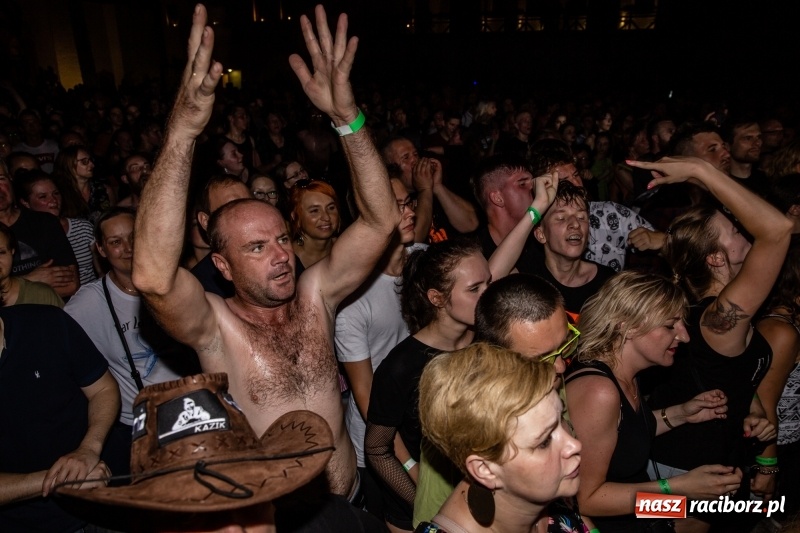 Zdjęcie w galerii na portalu naszraciborz.pl: KULT w Raciborzu. Tak reagowała publiczność [FOTO] wiadomości z regionu