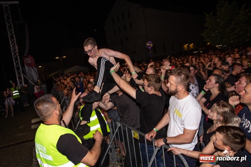 Zdjęcie w galerii na portalu naszraciborz.pl: KULT w Raciborzu. Tak reagowała publiczność [FOTO] wiadomości z regionu