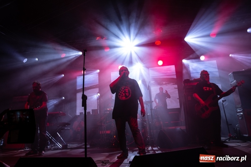 Zdjęcie w galerii na portalu naszraciborz.pl: KULT w Raciborzu. Tak reagowała publiczność [FOTO] wiadomości z regionu