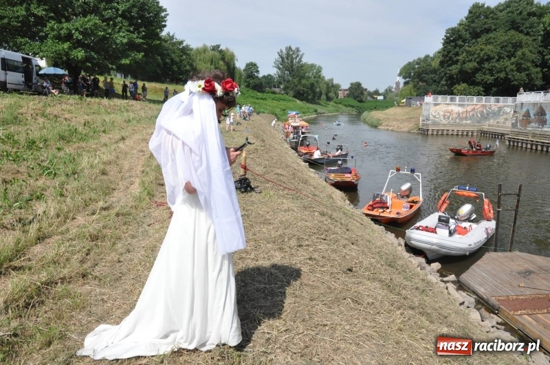 Zdjęcie w galerii na portalu naszraciborz.pl: Morsy spacerkiem, reszta powiosłuje albo włączy silniki. Skąd ruszy 22. Pływadło? wiadomości z regionu