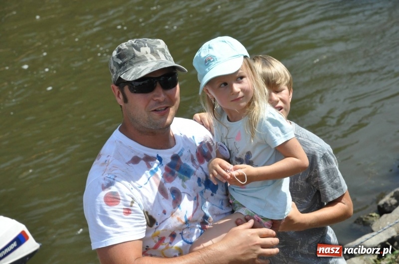 Zdjęcie w galerii na portalu naszraciborz.pl: Morsy spacerkiem, reszta powiosłuje albo włączy silniki. Skąd ruszy 22. Pływadło? wiadomości z regionu