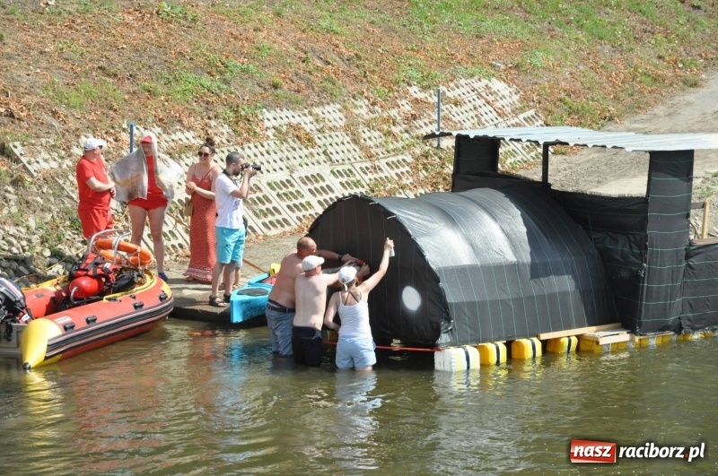 Zdjęcie w galerii na portalu naszraciborz.pl: Morsy spacerkiem, reszta powiosłuje albo włączy silniki. Skąd ruszy 22. Pływadło? wiadomości z regionu