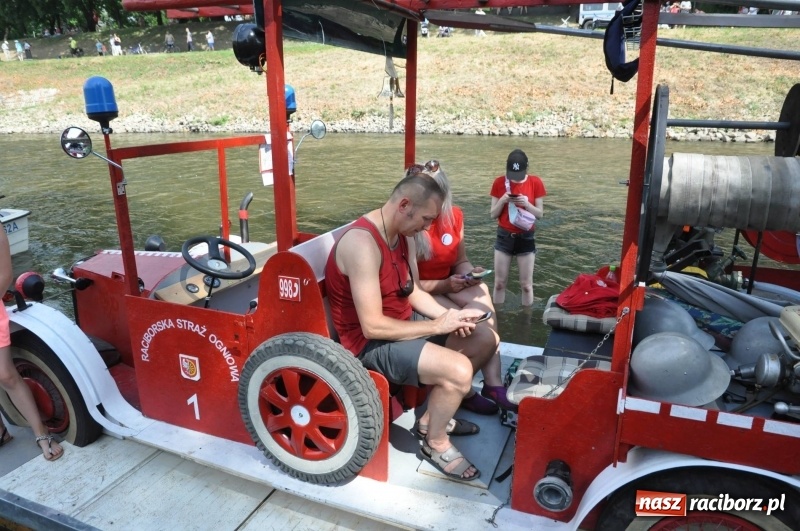 Zdjęcie w galerii na portalu naszraciborz.pl: Morsy spacerkiem, reszta powiosłuje albo włączy silniki. Skąd ruszy 22. Pływadło? wiadomości z regionu