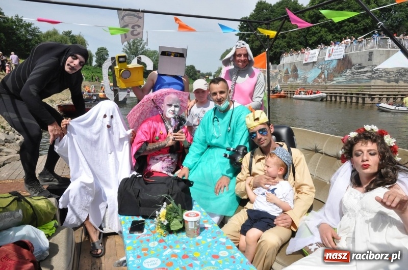 Zdjęcie w galerii na portalu naszraciborz.pl: Morsy spacerkiem, reszta powiosłuje albo włączy silniki. Skąd ruszy 22. Pływadło? wiadomości z regionu