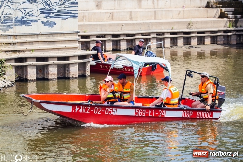 Zdjęcie w galerii na portalu naszraciborz.pl: Morsy spacerkiem, reszta powiosłuje albo włączy silniki. Skąd ruszy 22. Pływadło? wiadomości z regionu