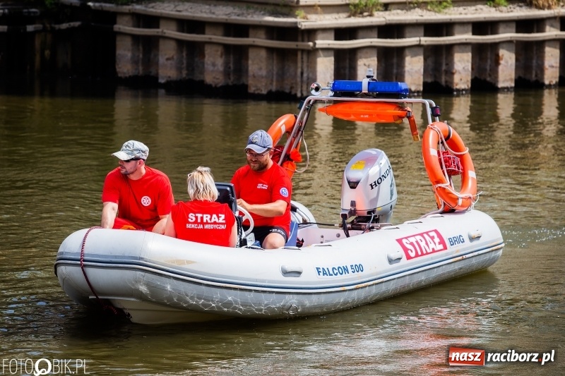 Zdjęcie w galerii na portalu naszraciborz.pl: Morsy spacerkiem, reszta powiosłuje albo włączy silniki. Skąd ruszy 22. Pływadło? wiadomości z regionu