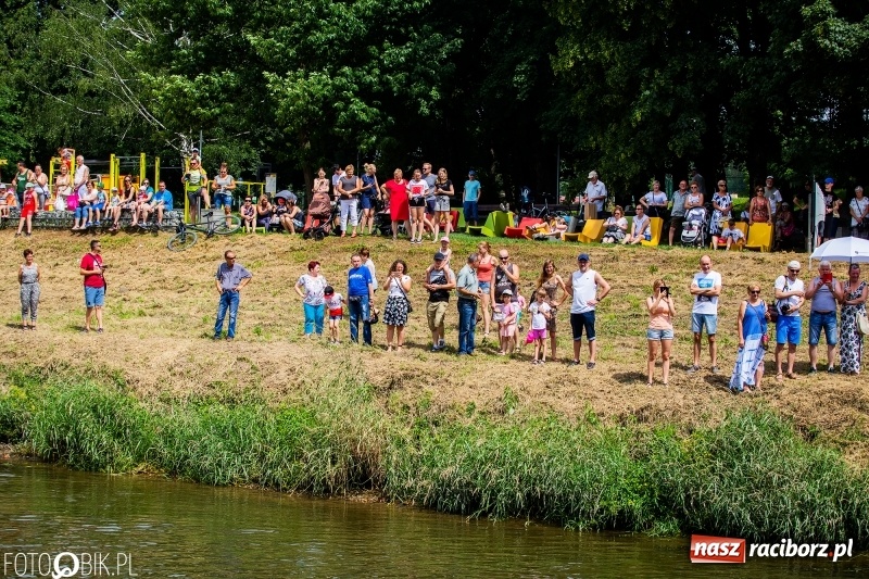 Zdjęcie w galerii na portalu naszraciborz.pl: Morsy spacerkiem, reszta powiosłuje albo włączy silniki. Skąd ruszy 22. Pływadło? wiadomości z regionu