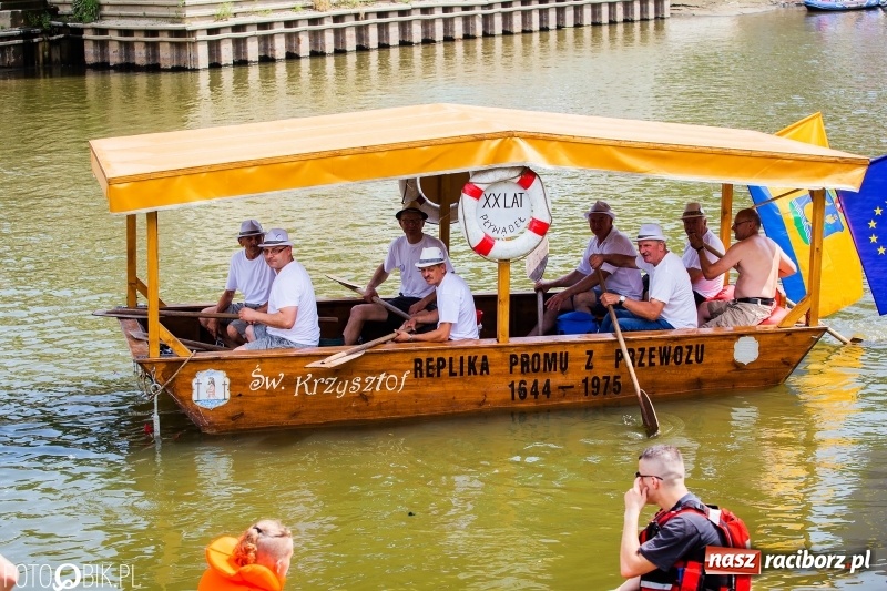 Zdjęcie w galerii na portalu naszraciborz.pl: Morsy spacerkiem, reszta powiosłuje albo włączy silniki. Skąd ruszy 22. Pływadło? wiadomości z regionu