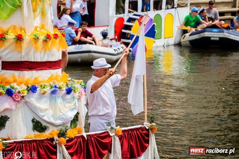 Zdjęcie w galerii na portalu naszraciborz.pl: Morsy spacerkiem, reszta powiosłuje albo włączy silniki. Skąd ruszy 22. Pływadło? wiadomości z regionu