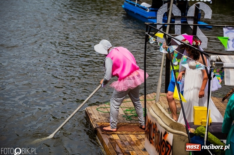 Zdjęcie w galerii na portalu naszraciborz.pl: Morsy spacerkiem, reszta powiosłuje albo włączy silniki. Skąd ruszy 22. Pływadło? wiadomości z regionu
