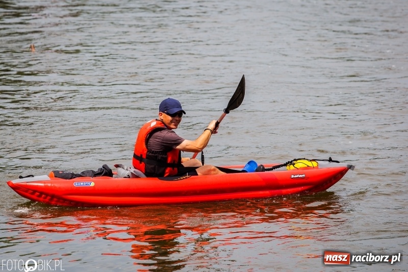 Zdjęcie w galerii na portalu naszraciborz.pl: Morsy spacerkiem, reszta powiosłuje albo włączy silniki. Skąd ruszy 22. Pływadło? wiadomości z regionu