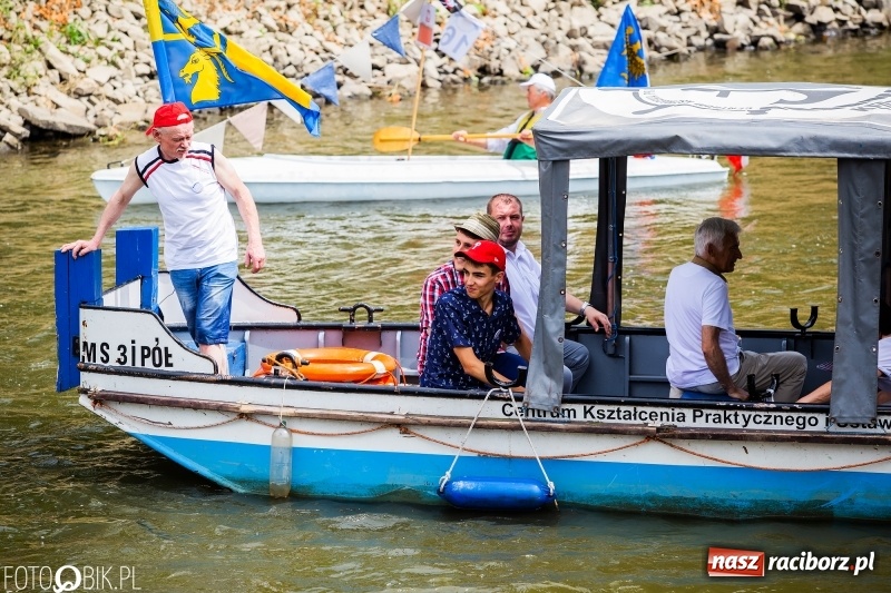 Zdjęcie w galerii na portalu naszraciborz.pl: Morsy spacerkiem, reszta powiosłuje albo włączy silniki. Skąd ruszy 22. Pływadło? wiadomości z regionu