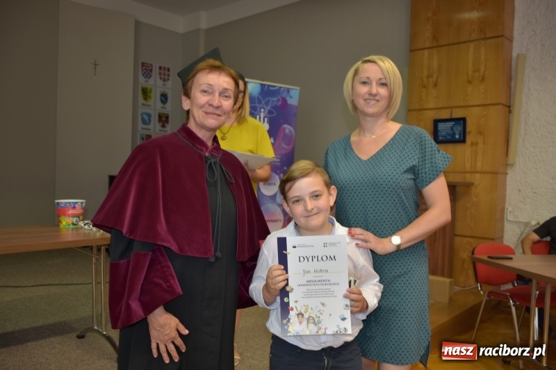 Zdjęcie w galerii na portalu naszraciborz.pl: Najmłodsi studenci zakończyli rok akademicki  wiadomości z regionu