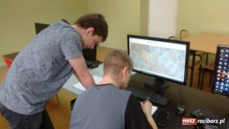 Zdjęcie w galerii na portalu naszraciborz.pl: Nowe wyzwanie GISowanie, czyli geodeci CKZiU nr 1 w akcji  wiadomości z regionu