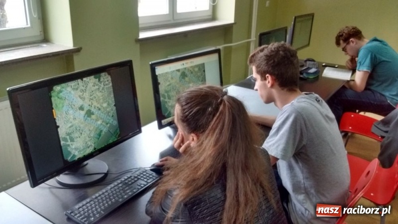 Zdjęcie w galerii na portalu naszraciborz.pl: Nowe wyzwanie GISowanie, czyli geodeci CKZiU nr 1 w akcji  wiadomości z regionu
