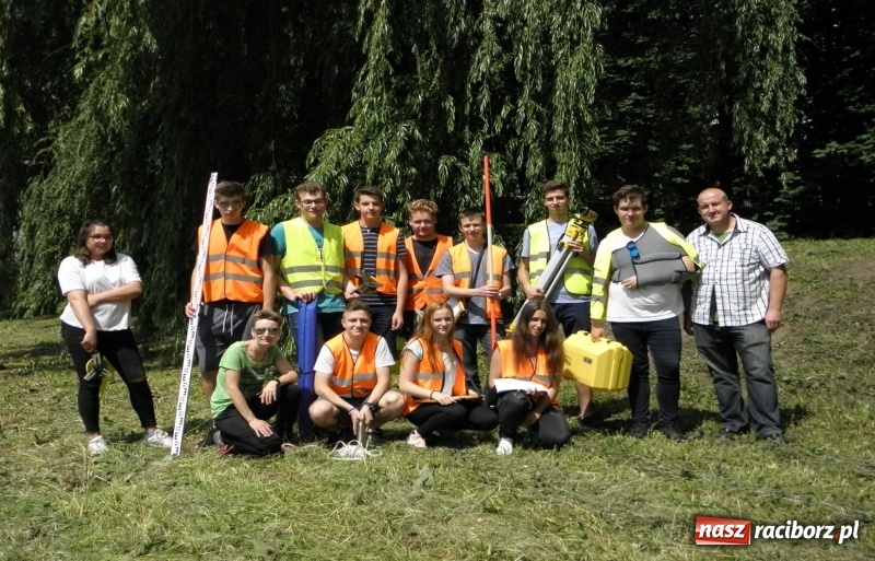 Zdjęcie w galerii na portalu naszraciborz.pl: Nowe wyzwanie GISowanie, czyli geodeci CKZiU nr 1 w akcji  wiadomości z regionu