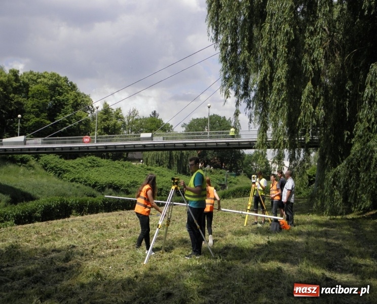 Zdjęcie w galerii na portalu naszraciborz.pl: Nowe wyzwanie GISowanie, czyli geodeci CKZiU nr 1 w akcji  wiadomości z regionu