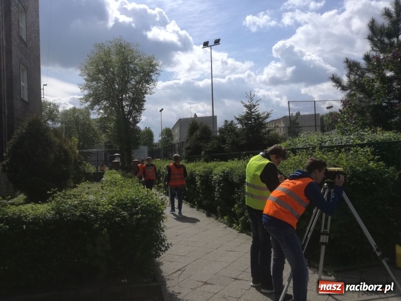 Zdjęcie w galerii na portalu naszraciborz.pl: Nowe wyzwanie GISowanie, czyli geodeci CKZiU nr 1 w akcji  wiadomości z regionu