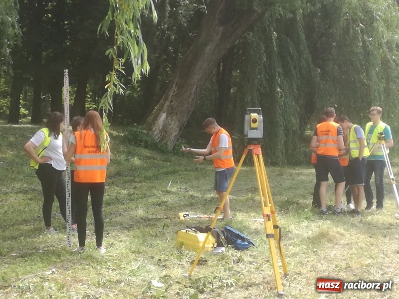 Zdjęcie w galerii na portalu naszraciborz.pl: Nowe wyzwanie GISowanie, czyli geodeci CKZiU nr 1 w akcji  wiadomości z regionu