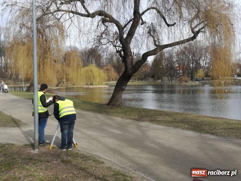 Zdjęcie w galerii na portalu naszraciborz.pl: Nowe wyzwanie GISowanie, czyli geodeci CKZiU nr 1 w akcji  wiadomości z regionu