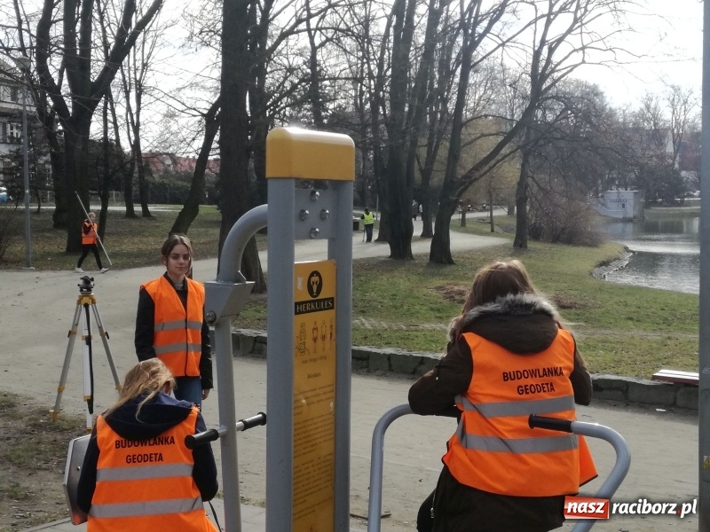 Zdjęcie w galerii na portalu naszraciborz.pl: Nowe wyzwanie GISowanie, czyli geodeci CKZiU nr 1 w akcji  wiadomości z regionu