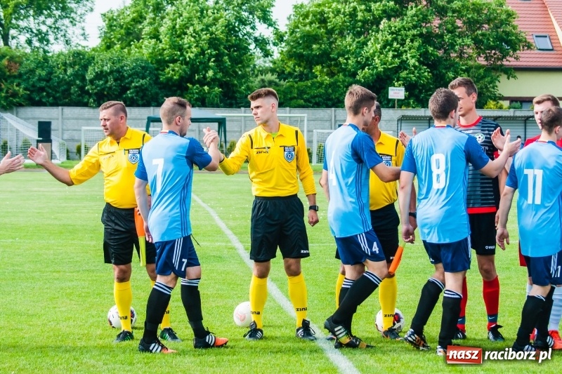 Zdjęcie w galerii na portalu naszraciborz.pl: Puchar, szampan i race na zakończenie sezonu. Awans Tworkowa do klasy okręgowej [FOTO i WIDEO] wiadomości z regionu