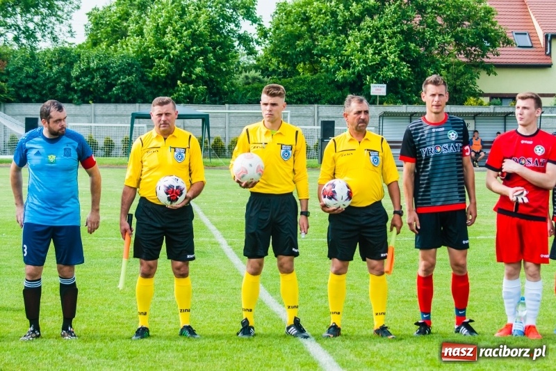 Zdjęcie w galerii na portalu naszraciborz.pl: Puchar, szampan i race na zakończenie sezonu. Awans Tworkowa do klasy okręgowej [FOTO i WIDEO] wiadomości z regionu