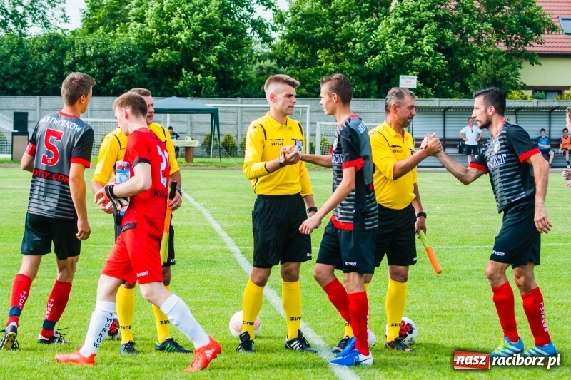 Zdjęcie w galerii na portalu naszraciborz.pl: Puchar, szampan i race na zakończenie sezonu. Awans Tworkowa do klasy okręgowej [FOTO i WIDEO] wiadomości z regionu