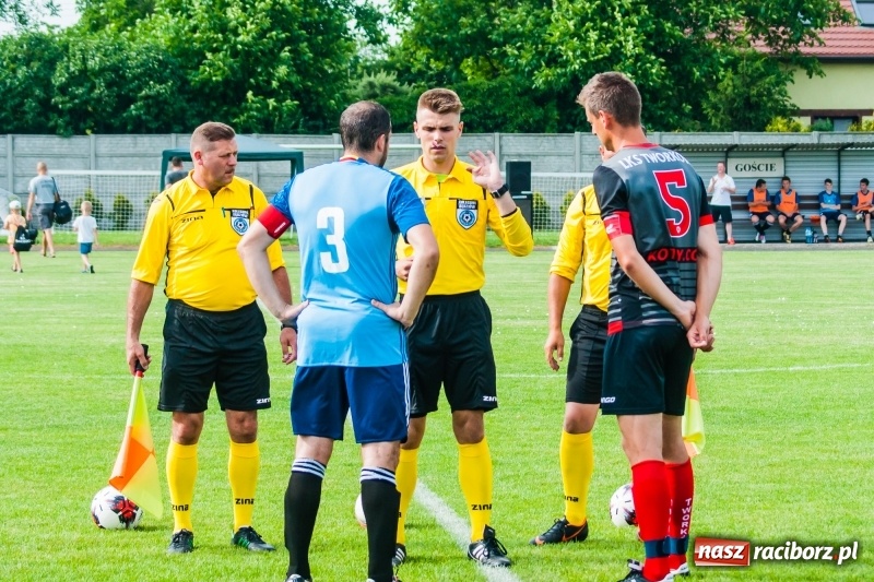 Zdjęcie w galerii na portalu naszraciborz.pl: Puchar, szampan i race na zakończenie sezonu. Awans Tworkowa do klasy okręgowej [FOTO i WIDEO] wiadomości z regionu