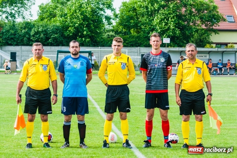 Zdjęcie w galerii na portalu naszraciborz.pl: Puchar, szampan i race na zakończenie sezonu. Awans Tworkowa do klasy okręgowej [FOTO i WIDEO] wiadomości z regionu