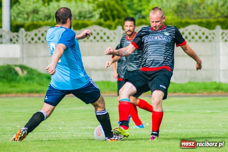 Zdjęcie w galerii na portalu naszraciborz.pl: Puchar, szampan i race na zakończenie sezonu. Awans Tworkowa do klasy okręgowej [FOTO i WIDEO] wiadomości z regionu