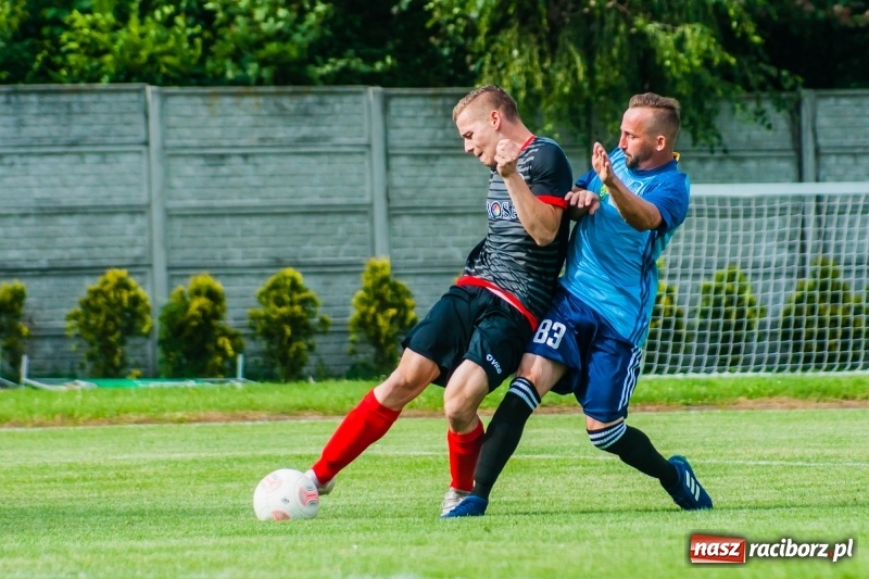 Zdjęcie w galerii na portalu naszraciborz.pl: Puchar, szampan i race na zakończenie sezonu. Awans Tworkowa do klasy okręgowej [FOTO i WIDEO] wiadomości z regionu