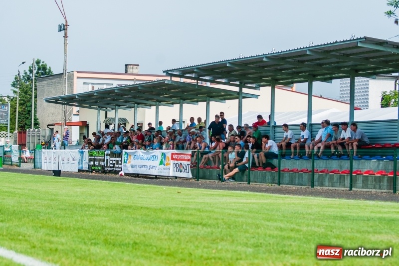 Zdjęcie w galerii na portalu naszraciborz.pl: Puchar, szampan i race na zakończenie sezonu. Awans Tworkowa do klasy okręgowej [FOTO i WIDEO] wiadomości z regionu