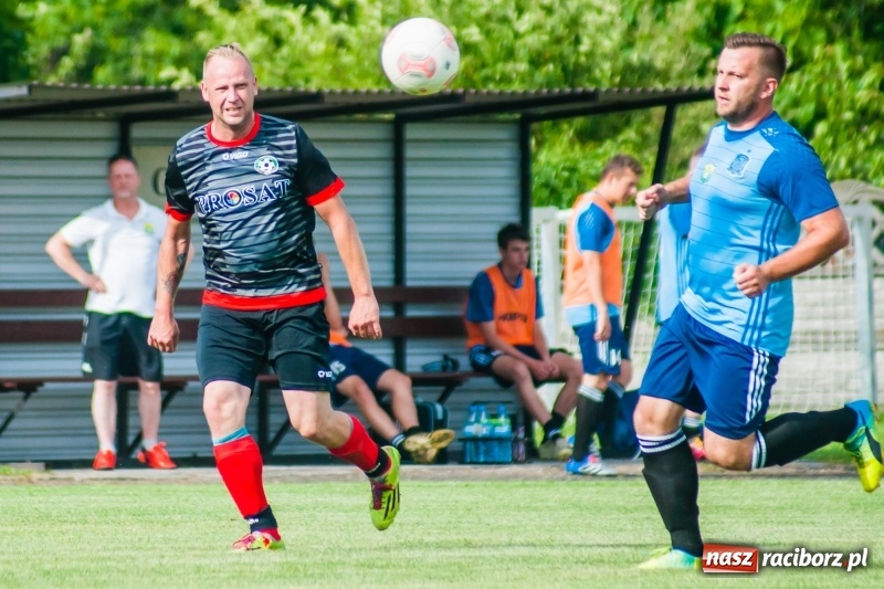 Zdjęcie w galerii na portalu naszraciborz.pl: Puchar, szampan i race na zakończenie sezonu. Awans Tworkowa do klasy okręgowej [FOTO i WIDEO] wiadomości z regionu