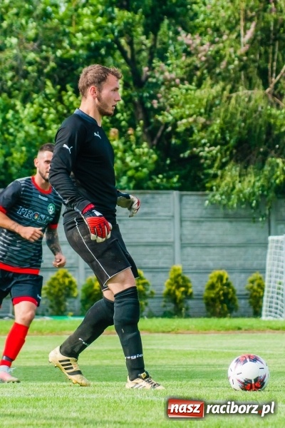 Zdjęcie w galerii na portalu naszraciborz.pl: Puchar, szampan i race na zakończenie sezonu. Awans Tworkowa do klasy okręgowej [FOTO i WIDEO] wiadomości z regionu
