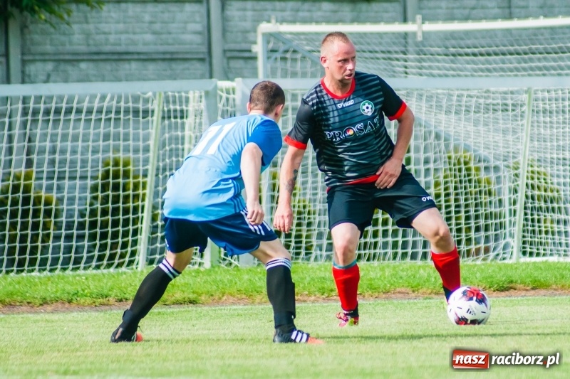 Zdjęcie w galerii na portalu naszraciborz.pl: Puchar, szampan i race na zakończenie sezonu. Awans Tworkowa do klasy okręgowej [FOTO i WIDEO] wiadomości z regionu
