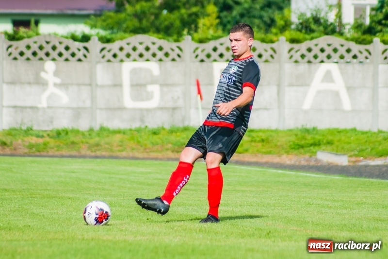 Zdjęcie w galerii na portalu naszraciborz.pl: Puchar, szampan i race na zakończenie sezonu. Awans Tworkowa do klasy okręgowej [FOTO i WIDEO] wiadomości z regionu