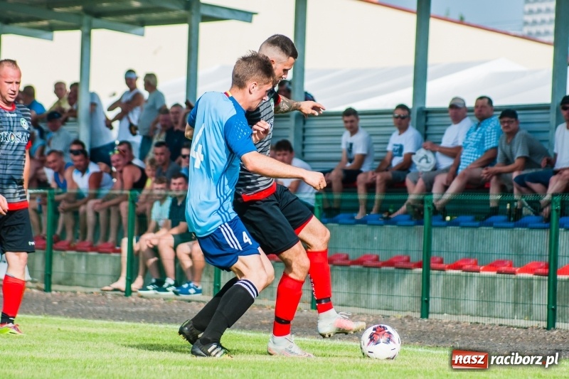 Zdjęcie w galerii na portalu naszraciborz.pl: Puchar, szampan i race na zakończenie sezonu. Awans Tworkowa do klasy okręgowej [FOTO i WIDEO] wiadomości z regionu