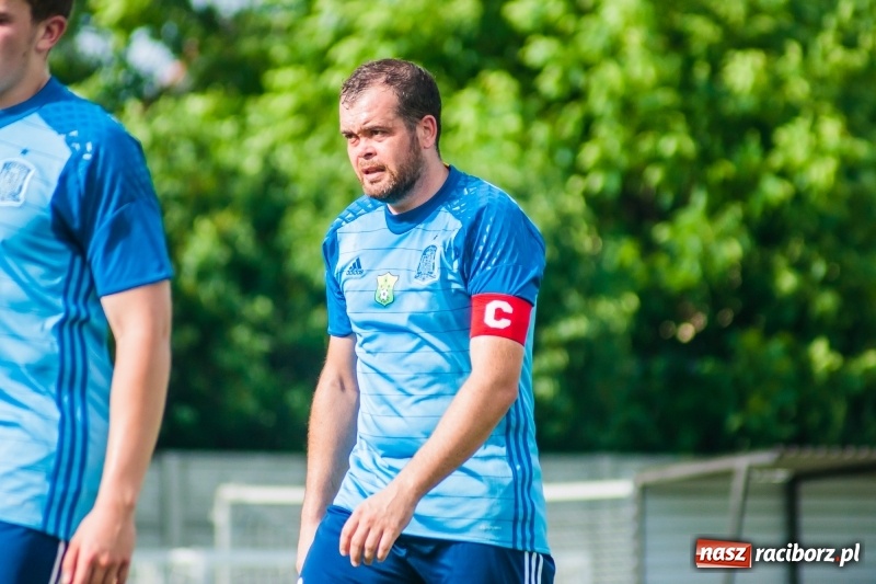 Zdjęcie w galerii na portalu naszraciborz.pl: Puchar, szampan i race na zakończenie sezonu. Awans Tworkowa do klasy okręgowej [FOTO i WIDEO] wiadomości z regionu