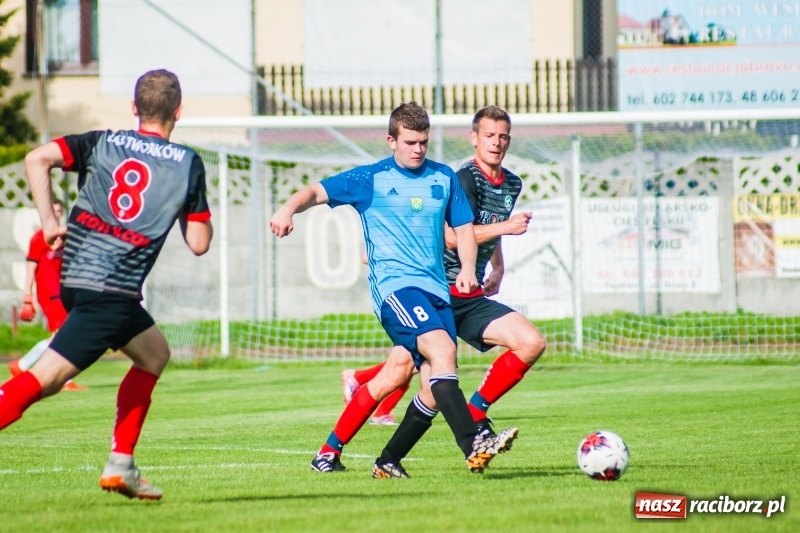 Zdjęcie w galerii na portalu naszraciborz.pl: Puchar, szampan i race na zakończenie sezonu. Awans Tworkowa do klasy okręgowej [FOTO i WIDEO] wiadomości z regionu
