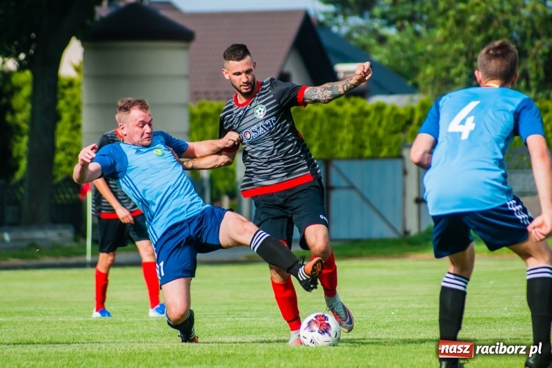 Zdjęcie w galerii na portalu naszraciborz.pl: Puchar, szampan i race na zakończenie sezonu. Awans Tworkowa do klasy okręgowej [FOTO i WIDEO] wiadomości z regionu