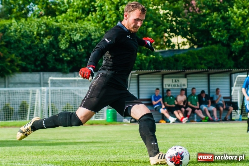 Zdjęcie w galerii na portalu naszraciborz.pl: Puchar, szampan i race na zakończenie sezonu. Awans Tworkowa do klasy okręgowej [FOTO i WIDEO] wiadomości z regionu