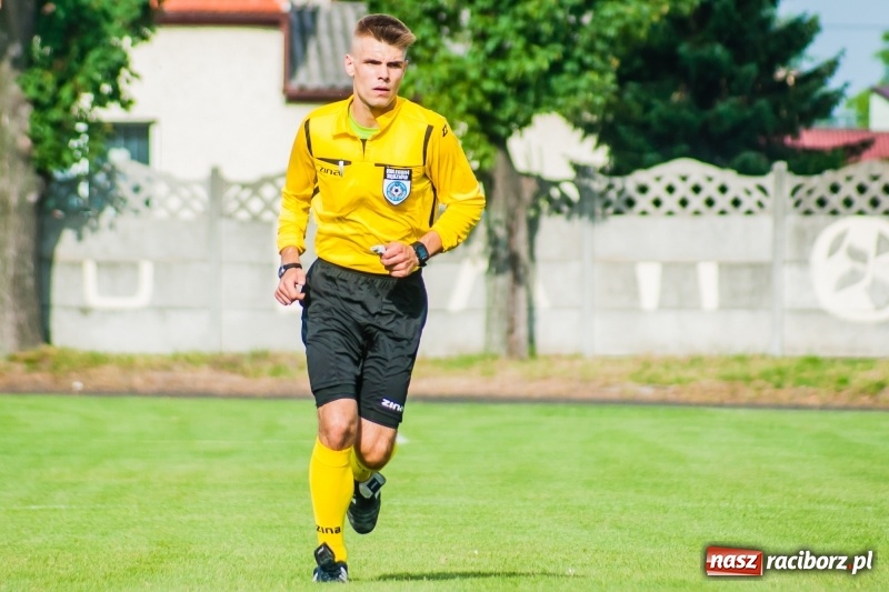 Zdjęcie w galerii na portalu naszraciborz.pl: Puchar, szampan i race na zakończenie sezonu. Awans Tworkowa do klasy okręgowej [FOTO i WIDEO] wiadomości z regionu