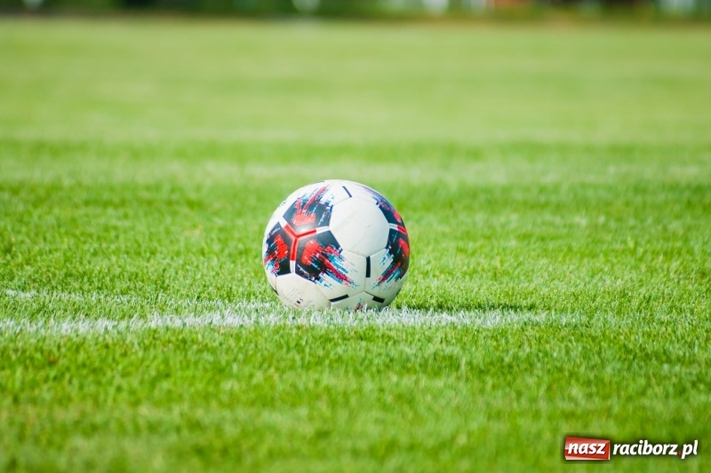 Zdjęcie w galerii na portalu naszraciborz.pl: Puchar, szampan i race na zakończenie sezonu. Awans Tworkowa do klasy okręgowej [FOTO i WIDEO] wiadomości z regionu