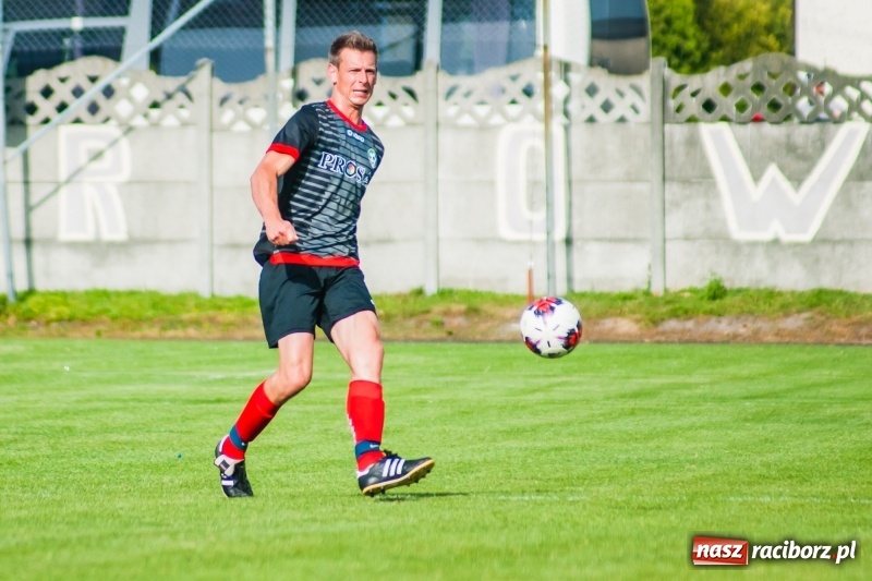 Zdjęcie w galerii na portalu naszraciborz.pl: Puchar, szampan i race na zakończenie sezonu. Awans Tworkowa do klasy okręgowej [FOTO i WIDEO] wiadomości z regionu