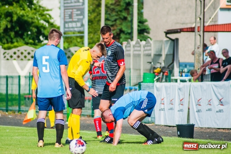 Zdjęcie w galerii na portalu naszraciborz.pl: Puchar, szampan i race na zakończenie sezonu. Awans Tworkowa do klasy okręgowej [FOTO i WIDEO] wiadomości z regionu