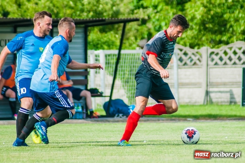 Zdjęcie w galerii na portalu naszraciborz.pl: Puchar, szampan i race na zakończenie sezonu. Awans Tworkowa do klasy okręgowej [FOTO i WIDEO] wiadomości z regionu